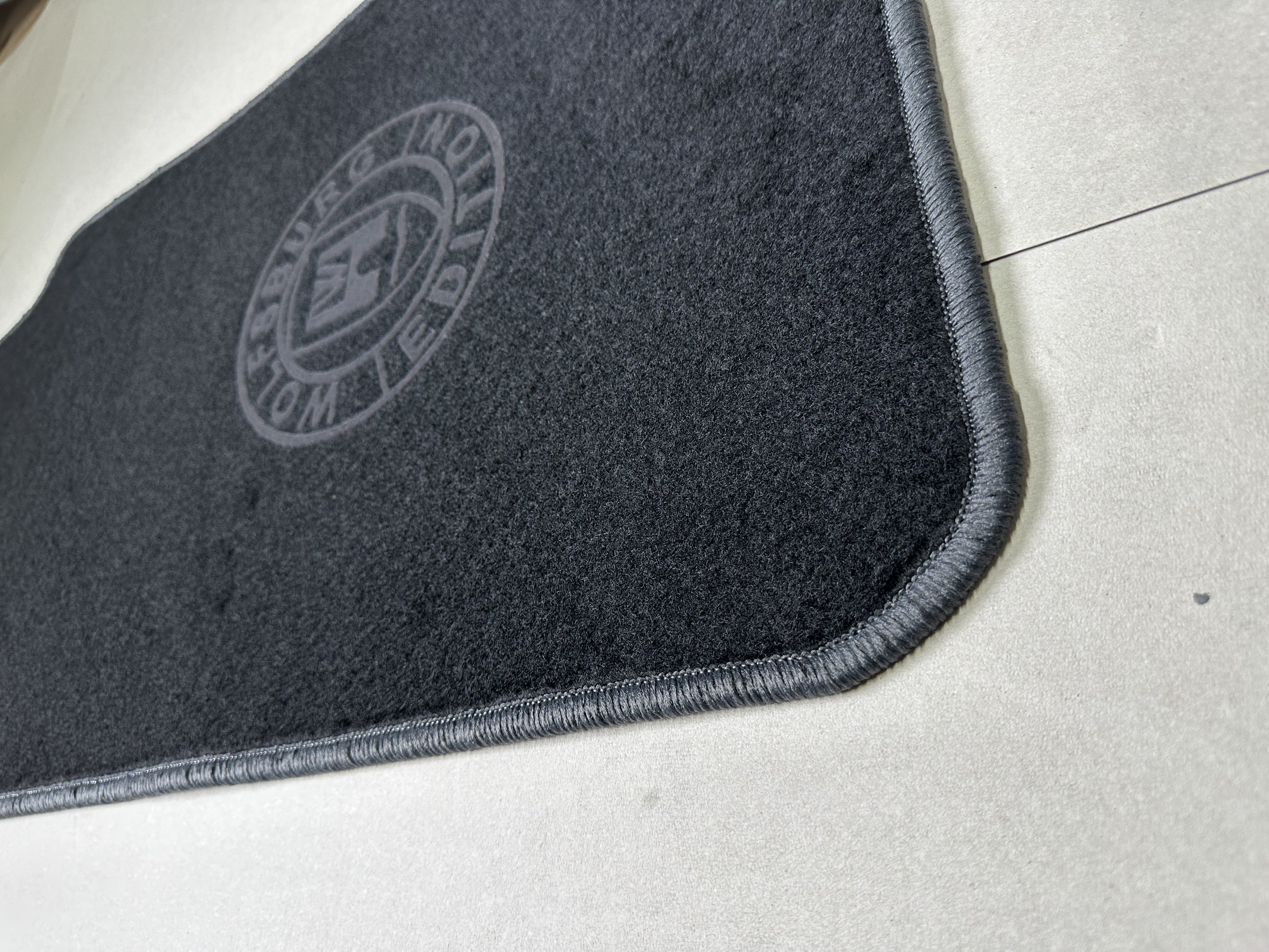 Wolfsburg Edition dunkelgrau Logo Wolfsburg Edition dunkelgraues Logo seitlich