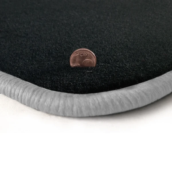Eine Ecke als Beispiel einer Fussmatte Velours anthrazit mit Rand in weiss.