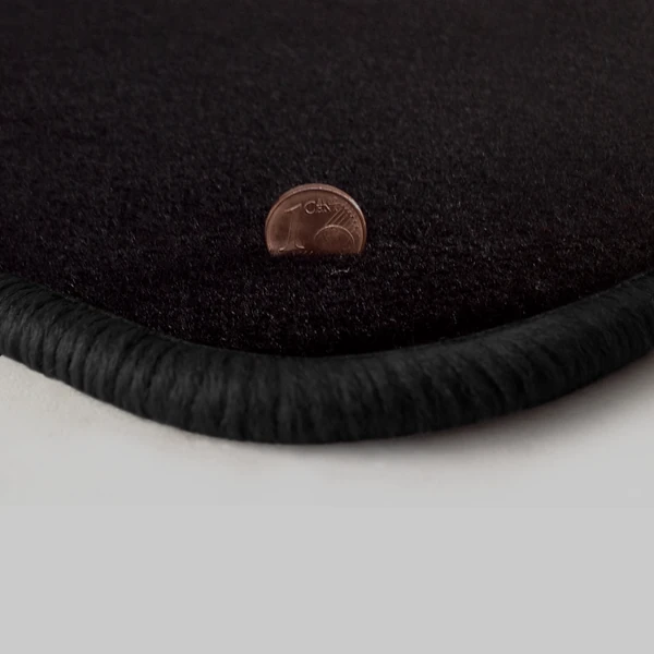 Eine Ecke als Beispiel einer Fussmatte Velours schwarz mit Rand in schwarz.