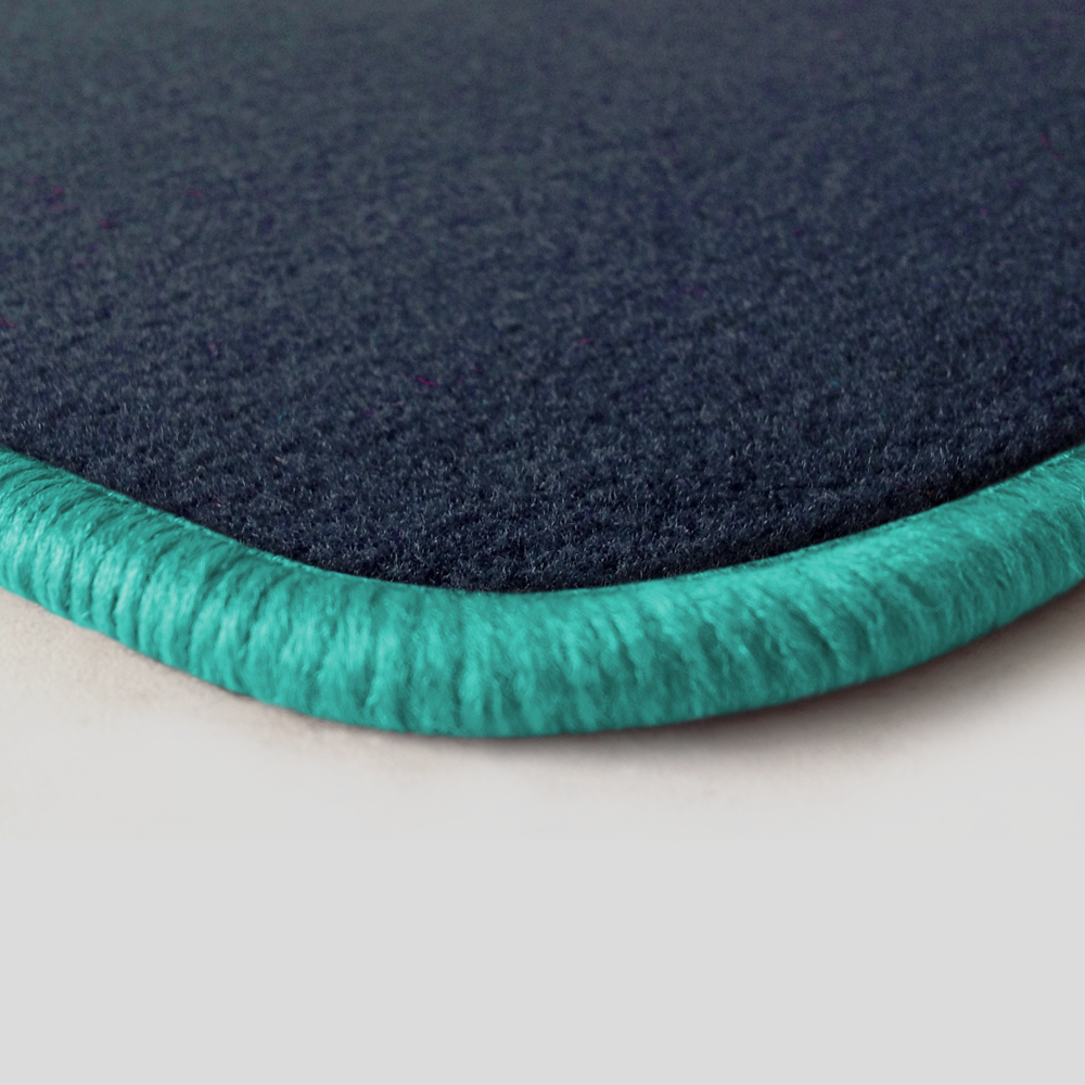 Eine Ecke als Beispiel einer Fussmatte Velours dunkelblau mit Rand in mint.