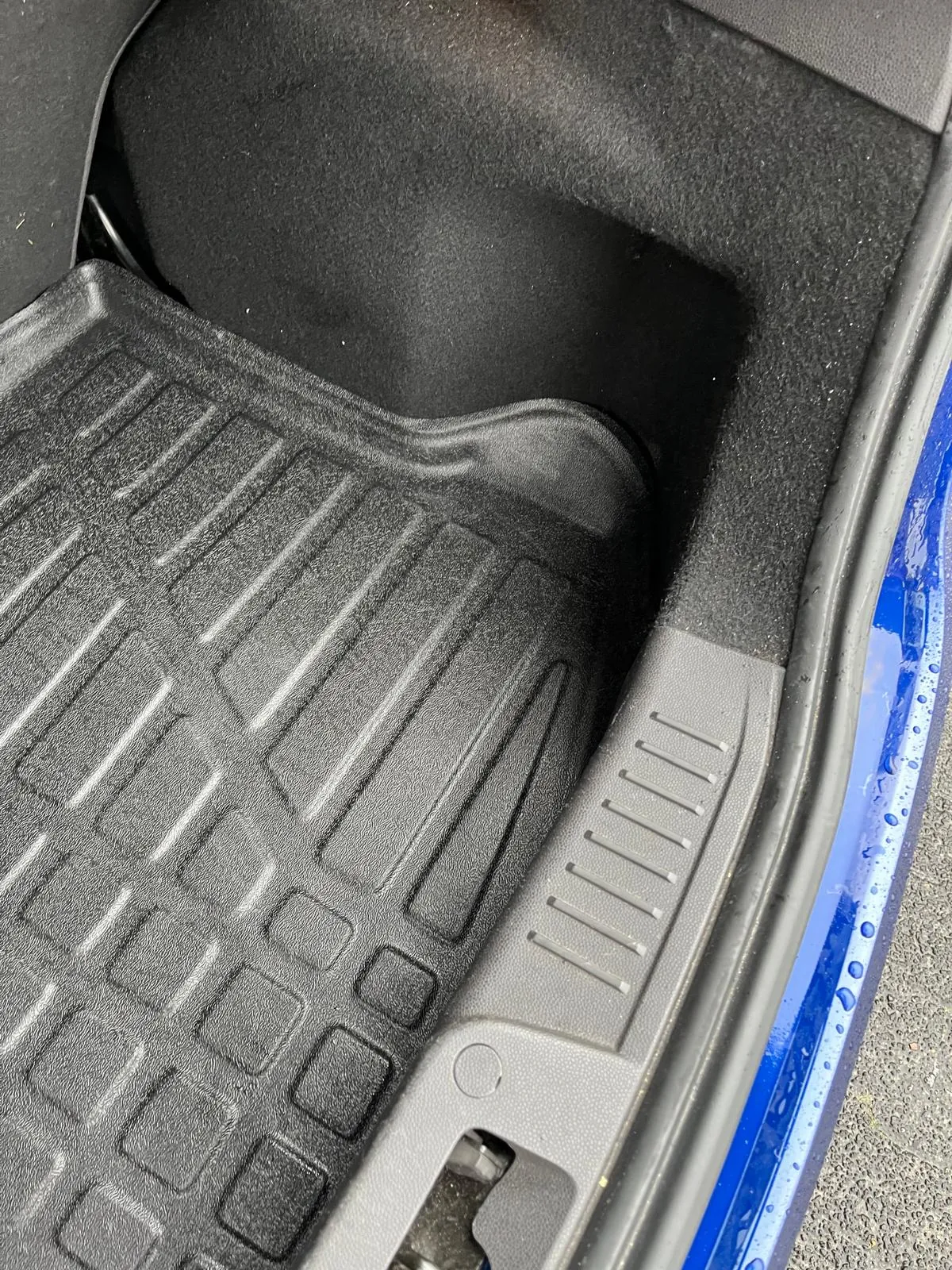 Blick in den Kofferraum eines Ford Fiesta JA8 mit einer perfekt eingepassten Kofferraumwanne