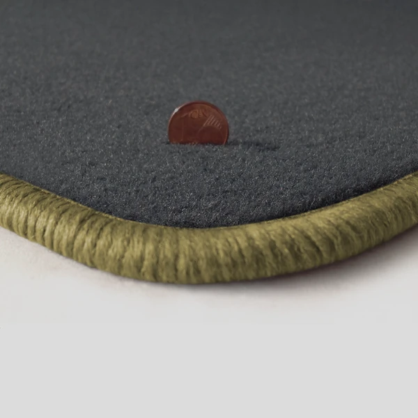 Eine Ecke als Beispiel einer Fussmatte Velours dunkelgrau mit Rand in beige.