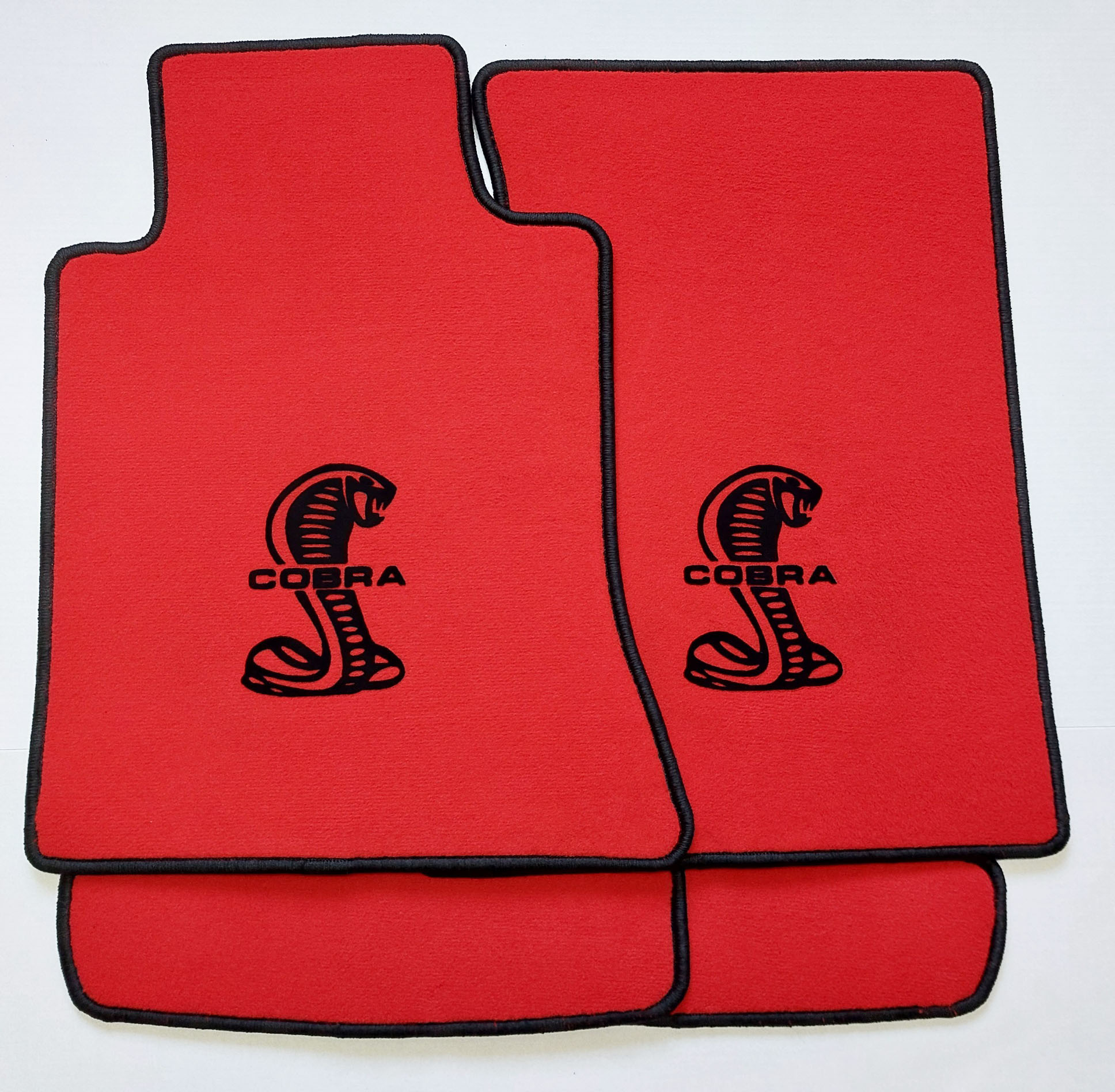 Rote Velours-Autofußmatten Ford Mustang Cobra ab 2015