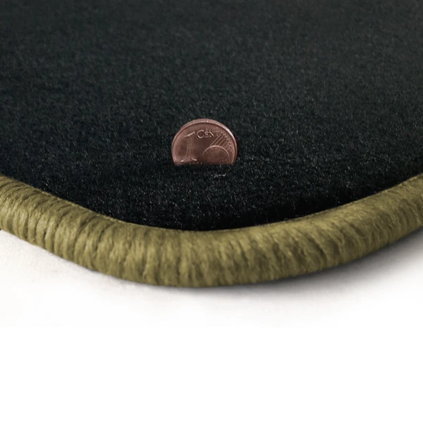 Eine Ecke als Beispiel einer Fussmatte Velours anthrazit mit Rand in beige.