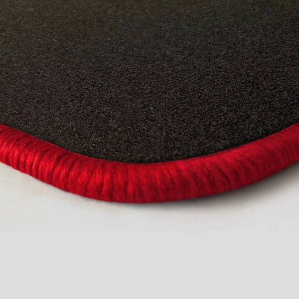 Eine Ecke als Beispiel einer Fussmatte Nadelfilz schwarz mit Rand in rot.