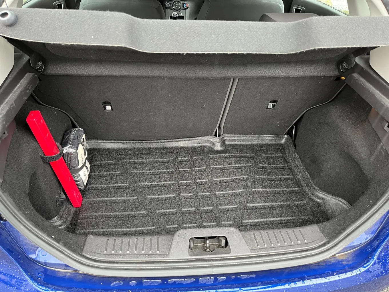 Blick in den Kofferraum eines Ford Fiesta JA8 mit einer perfekt eingepassten Kofferraumwanne