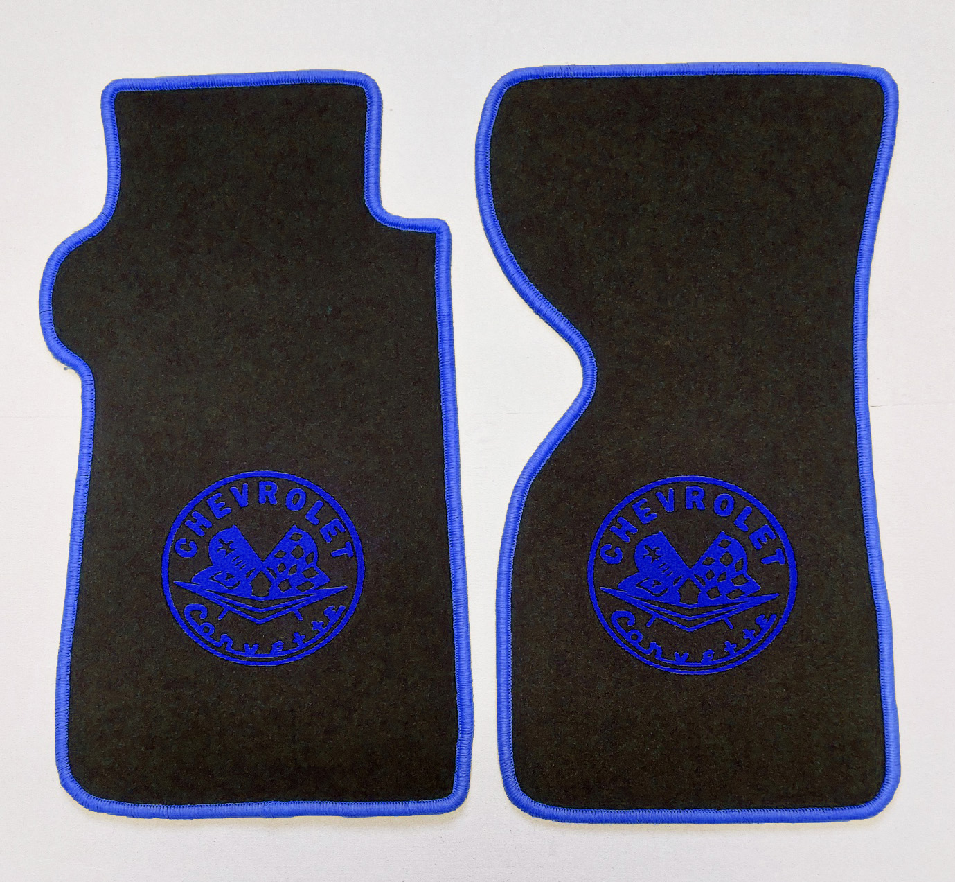 Velours Fußmatten mit Druck Corvette-Logo blau für Chevrolet Corvette C3 Automatik 1967-1982 Velours Fußmatten mit Druck Corvette-Logo blau für Chevrolet Corvette C3 Automatik 1967-1982