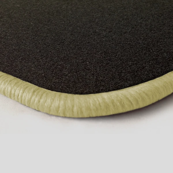 Eine Ecke als Beispiel einer Fussmatte Nadelfilz schwarz mit Rand in hellbeige.