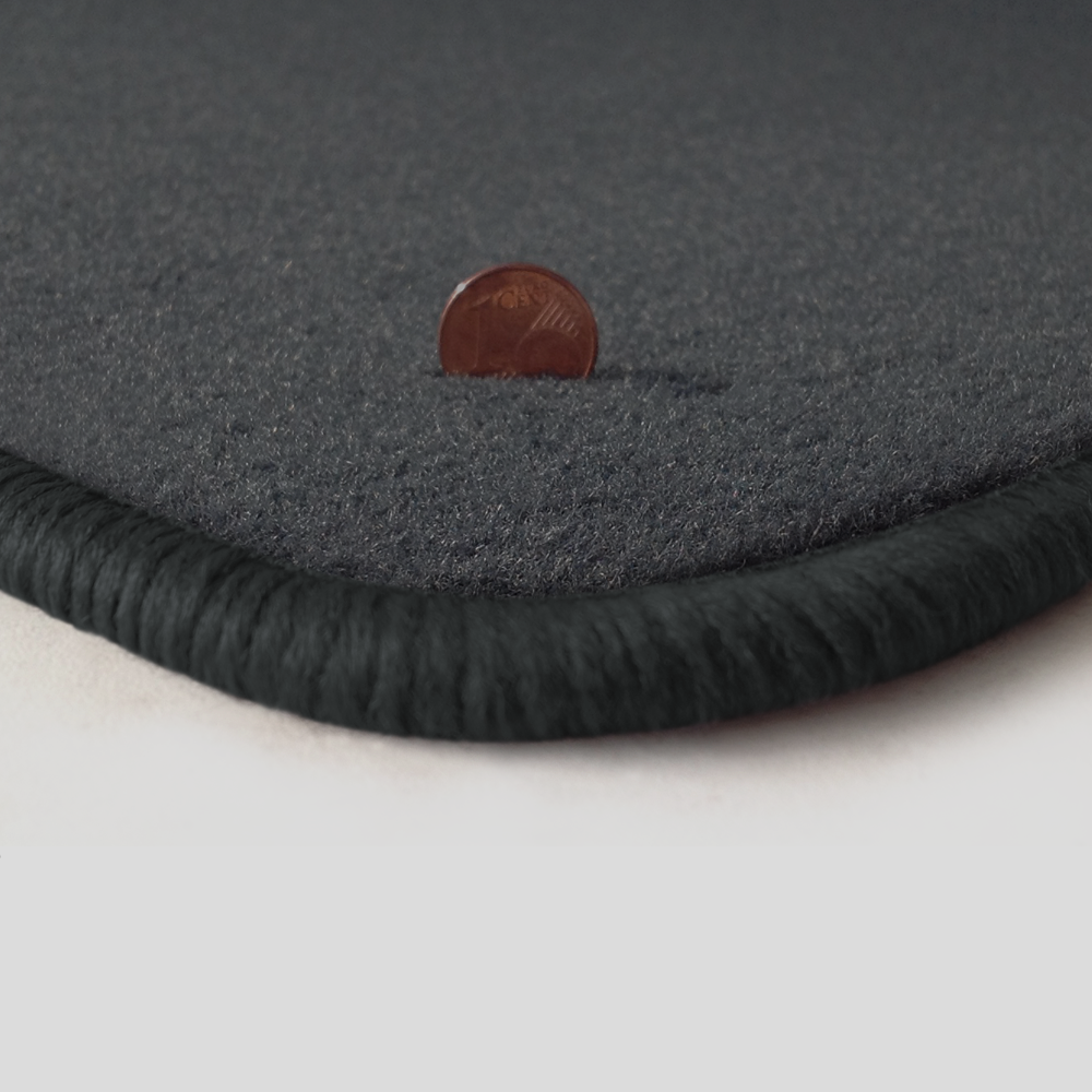 Eine Ecke als Beispiel einer Fussmatte Velours dunkelgrau mit Rand in dunkelgrau.