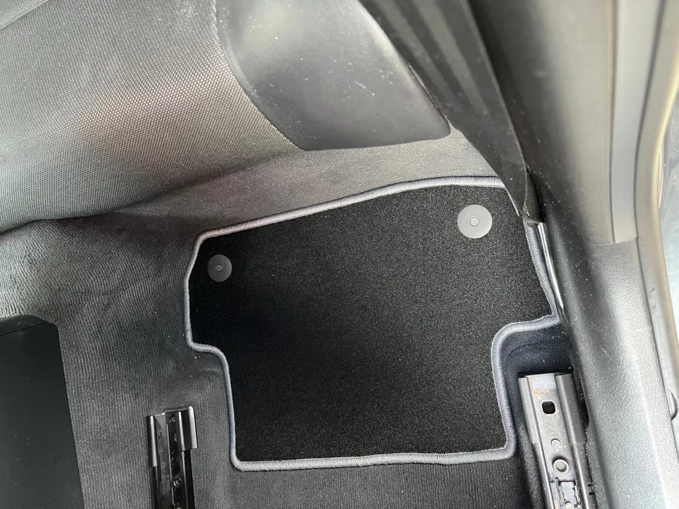 Veloursfußmatte im Fonds eines Audi A4 8H Cabriolets