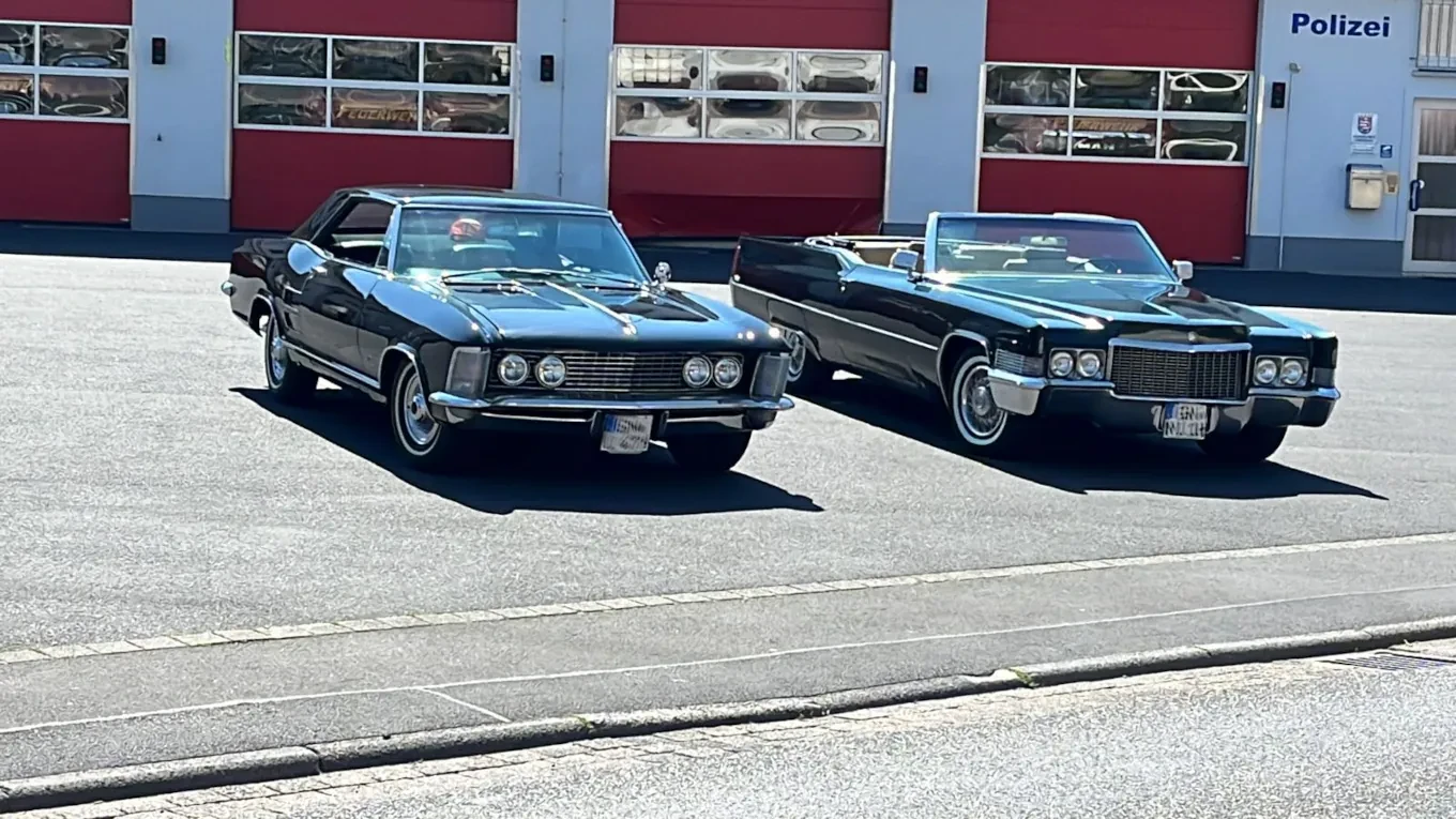 Blick auf je ein Buick Riviera 1964 Coupe und Cabriolet