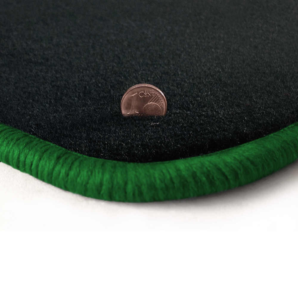 Eine Ecke als Beispiel einer Fussmatte Velours anthrazit mit Rand in gruen.