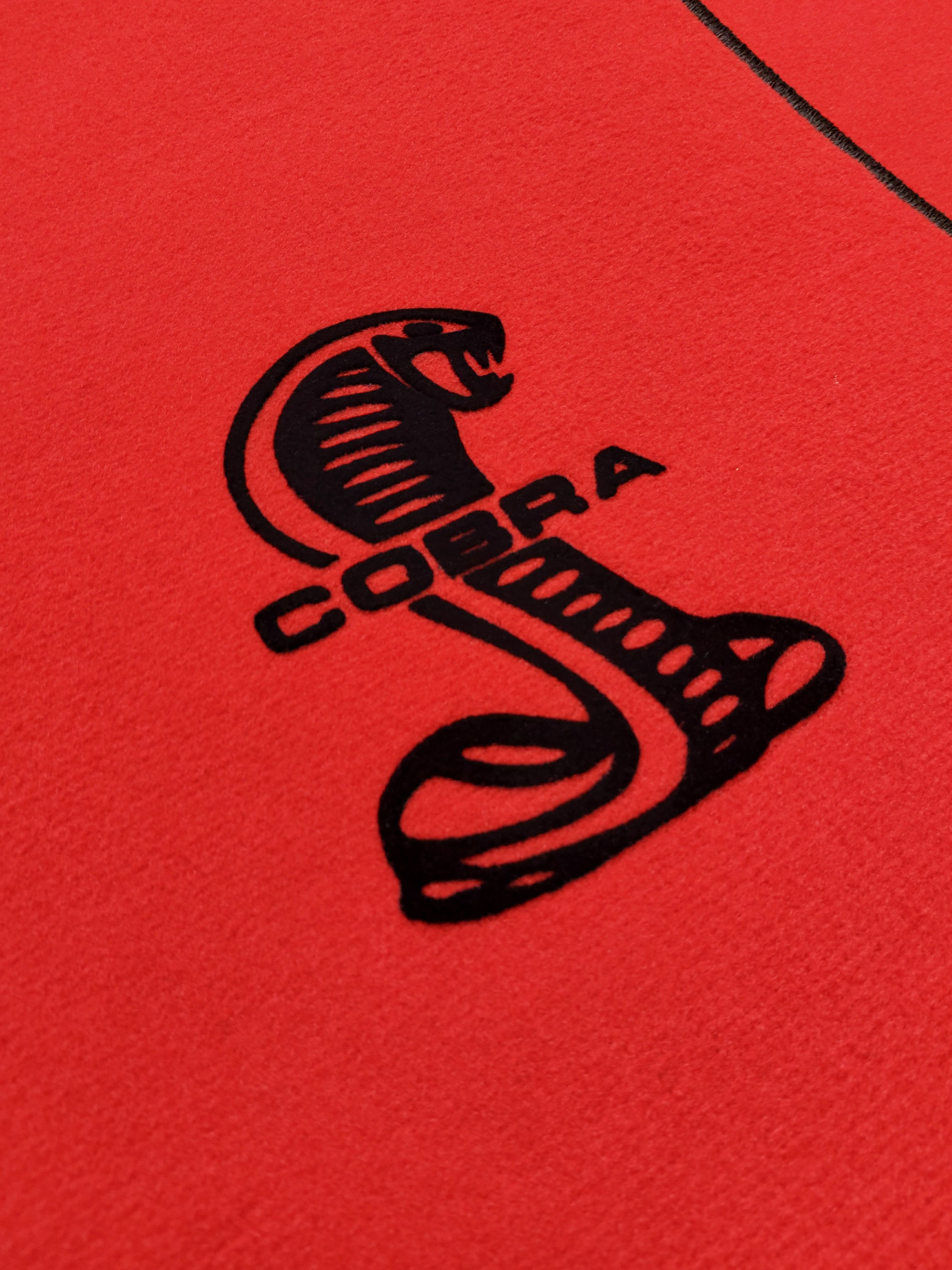 Fußmatten Mustang ab 2015 rot Velours mit Cobra-Motiv
