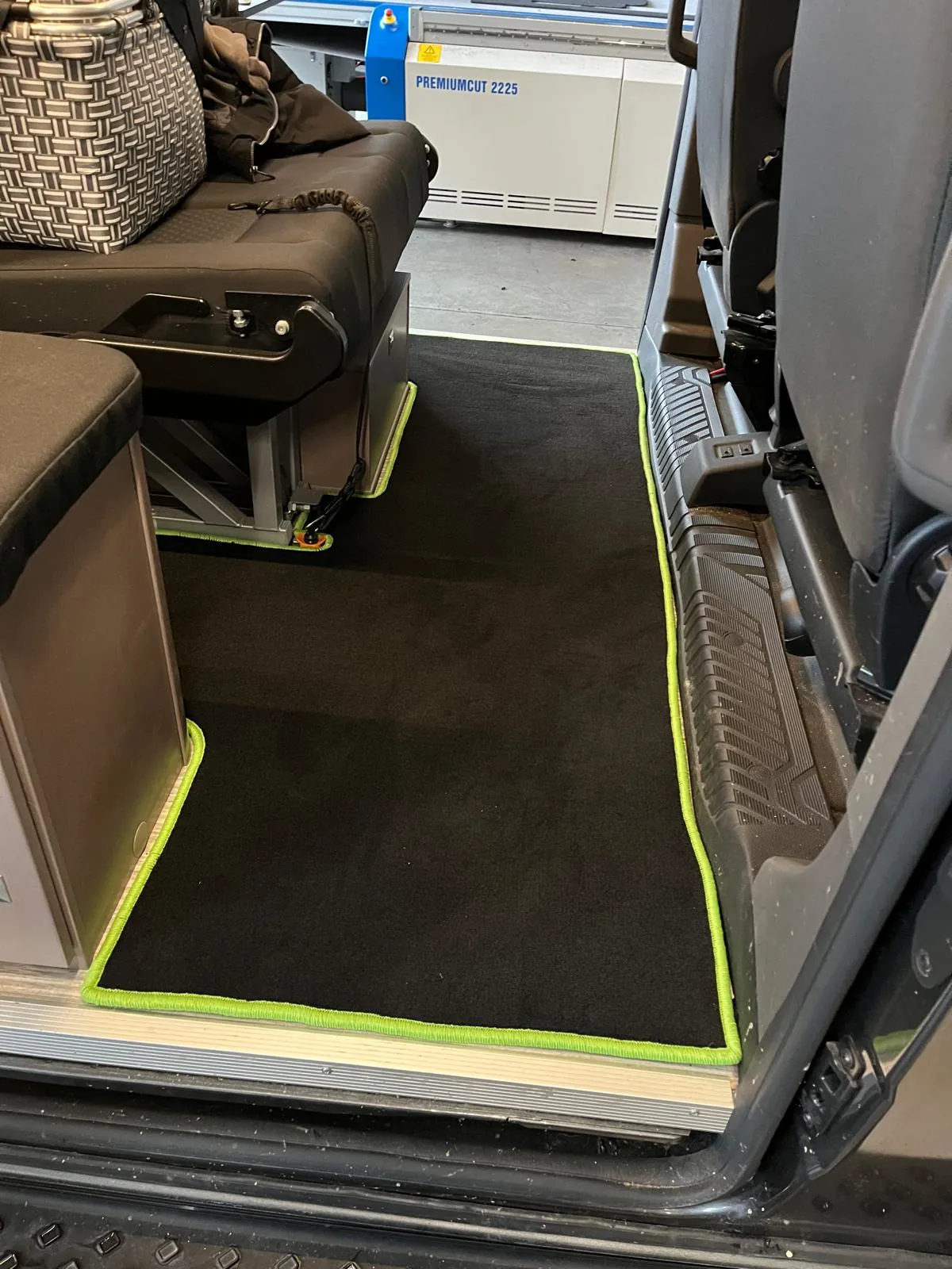 Blick auf die Fußbodenmatten in einem Ford Camper