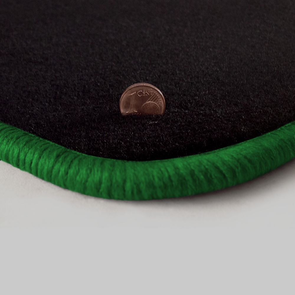 Farbmuster Ecke schwarz Q300-detail 504-gruen Eine Ecke als Beispiel einer Fussmatte Velours schwarz mit Rand in gruen.
