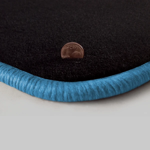 Eine Ecke als Beispiel einer Fussmatte Velours schwarz mit Rand in hellblau.