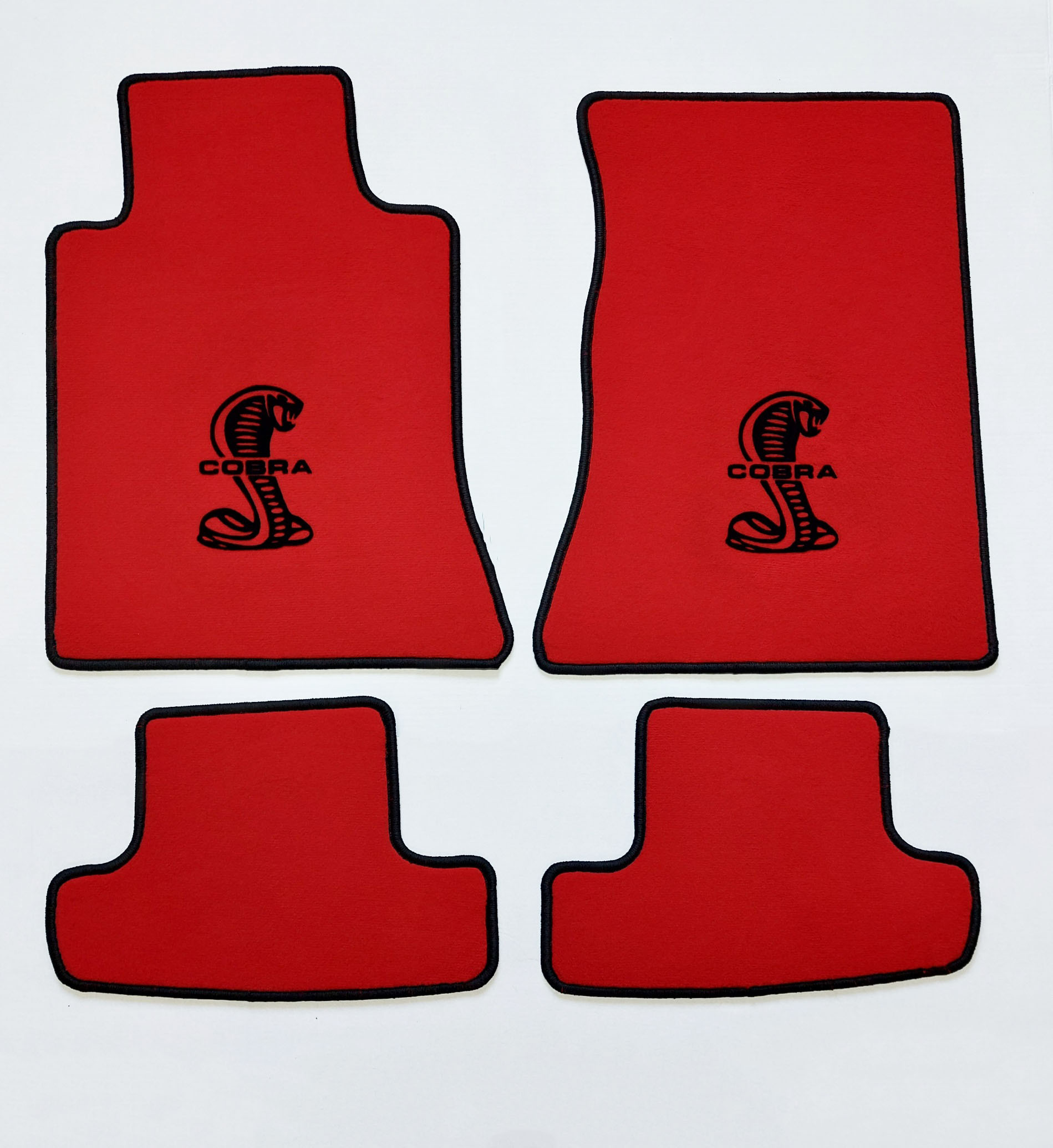 Exklusive Velours Fußmatten in Rot für Ford Mustang ab 2015, mit schwarzem Cobra-Design, passgenau gefertigt und langlebig im Gebrauch. Mustang Fußmatten Velours rot ab 2015 | Cobra-Design