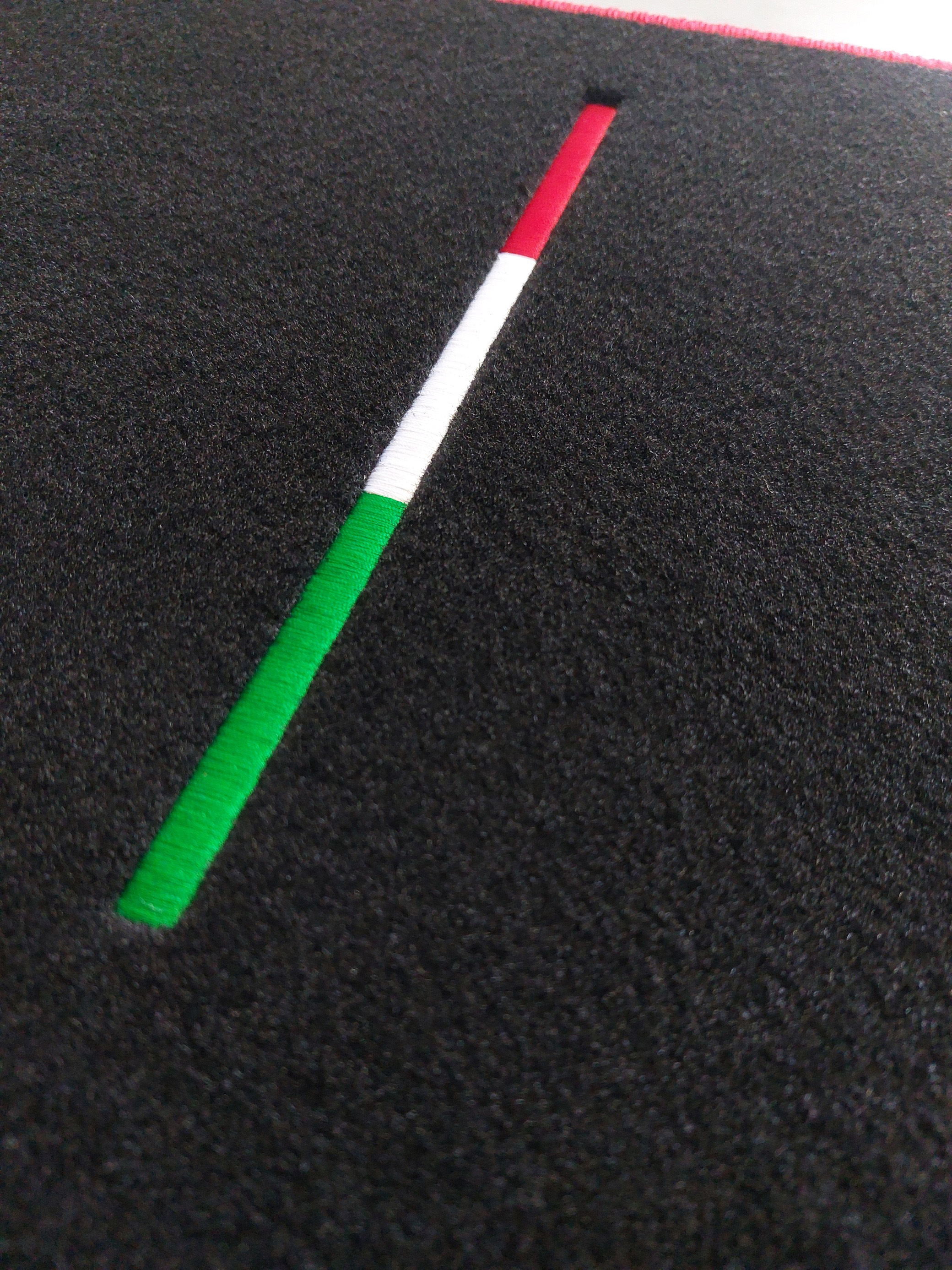 Fussmatten Logo Trikolore Die italienische Flagge auf einem schwarzen Teppich gestickt.