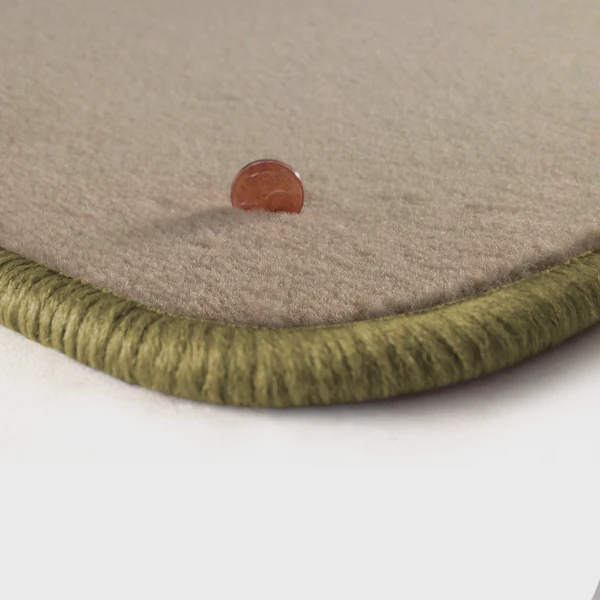 Eine Ecke als Beispiel einer Fussmatte Velours beige mit Rand in beige.