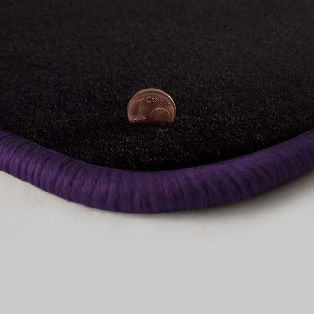 Farbmuster Ecke schwarz Q300-detail 203-violett Eine Ecke als Beispiel einer Fussmatte Velours schwarz mit Rand in violett.