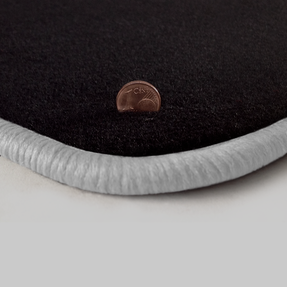 Farbmuster Ecke schwarz Q300-detail 100-weiss Eine Ecke als Beispiel einer Fussmatte Velours schwarz mit Rand in weiss.