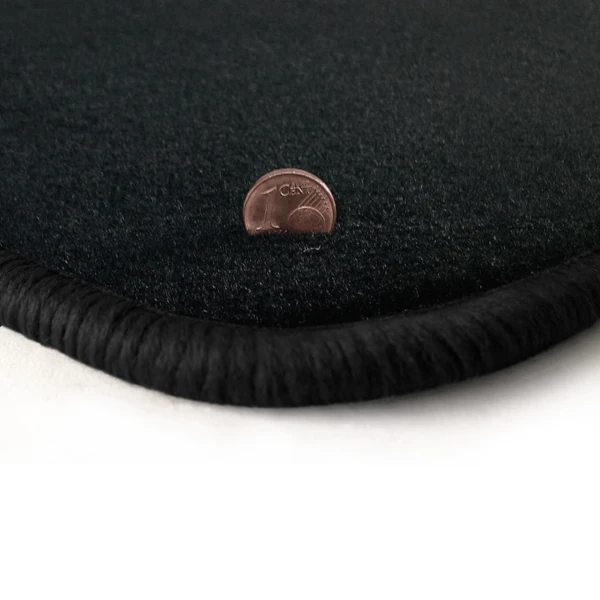 Eine Ecke als Beispiel einer Fussmatte Velours anthrazit mit Rand in schwarz.