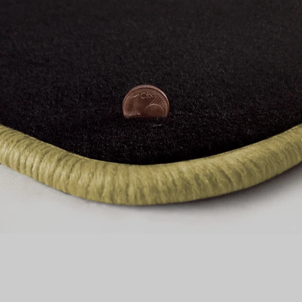 Eine Ecke als Beispiel einer Fussmatte Velours schwarz mit Rand in mittelbeige.