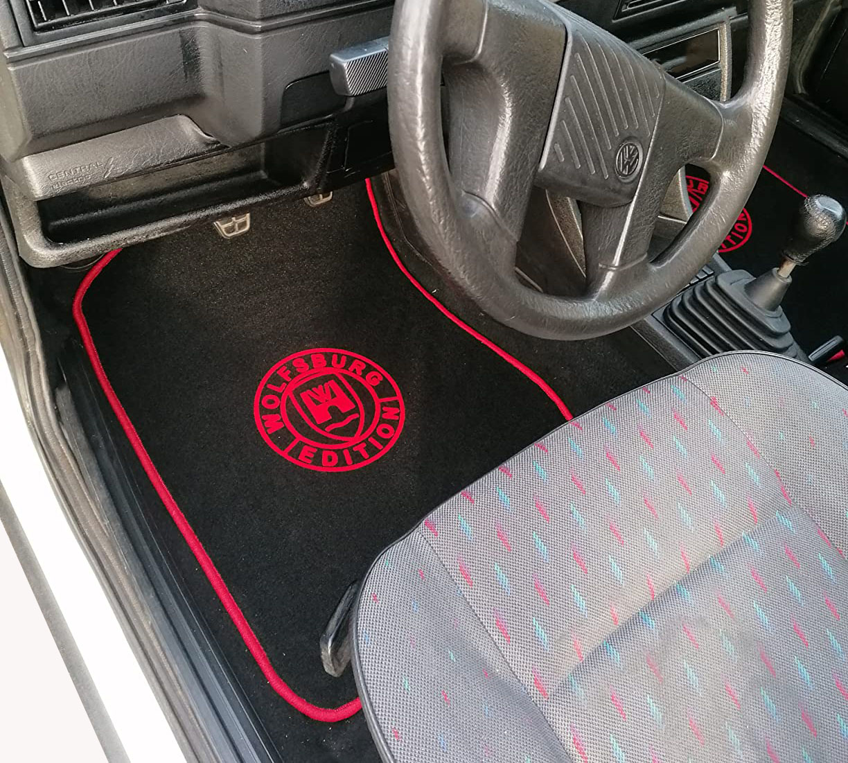 Fussmatte WOB im Auto rot Der Fussraum eines VW Golf 2 mit einer Wolfsburg Edition Fussmatte in schwarz mit rot.