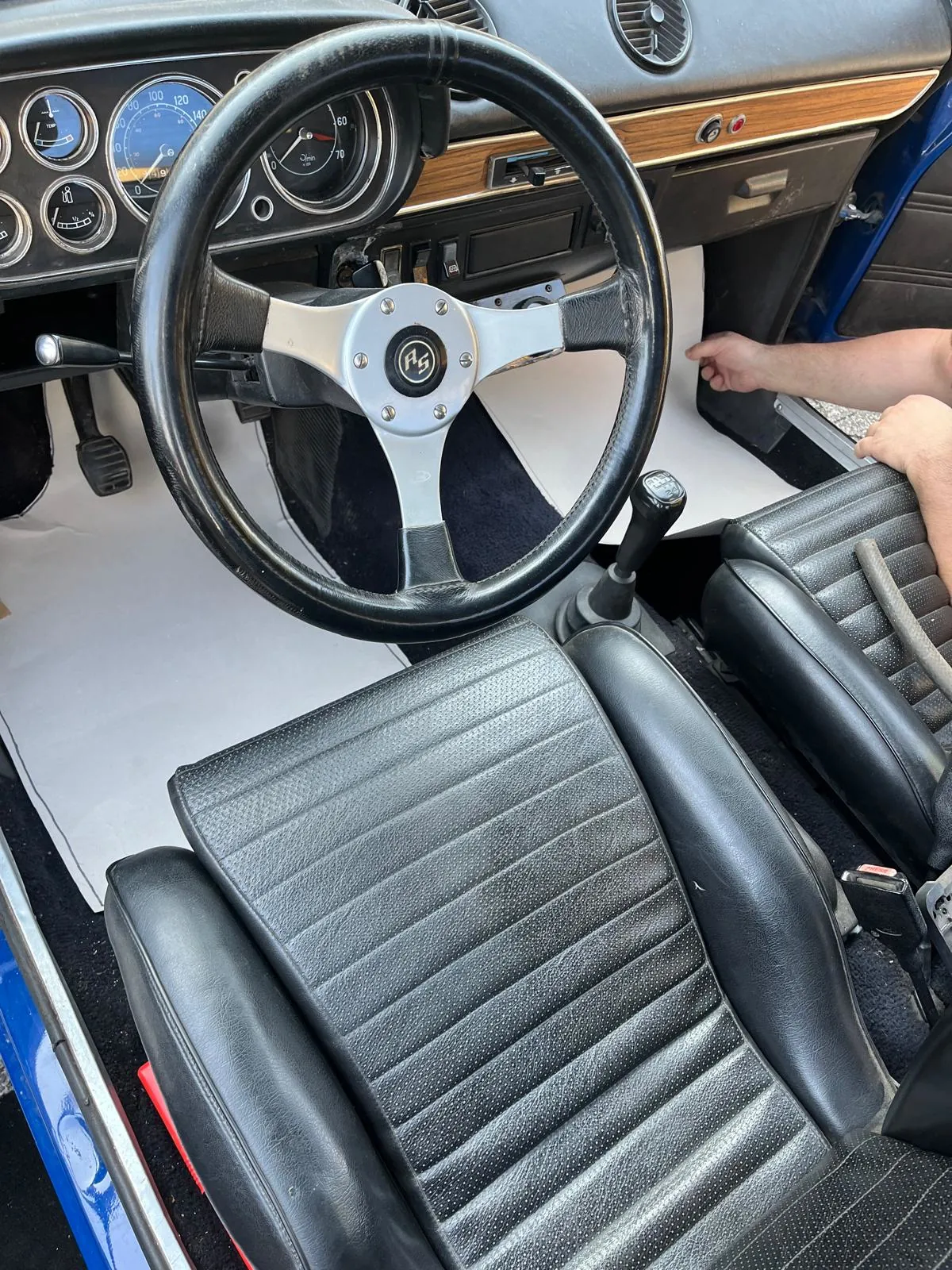 Arbeit an Fußmattenschablonen in einem Ford Escort