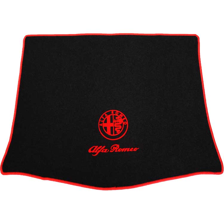 Kofferraum Guiletta 103 Eine Kofferraummatte für Alfa Giulietta in schwarz mit rotem Alfa Logo.