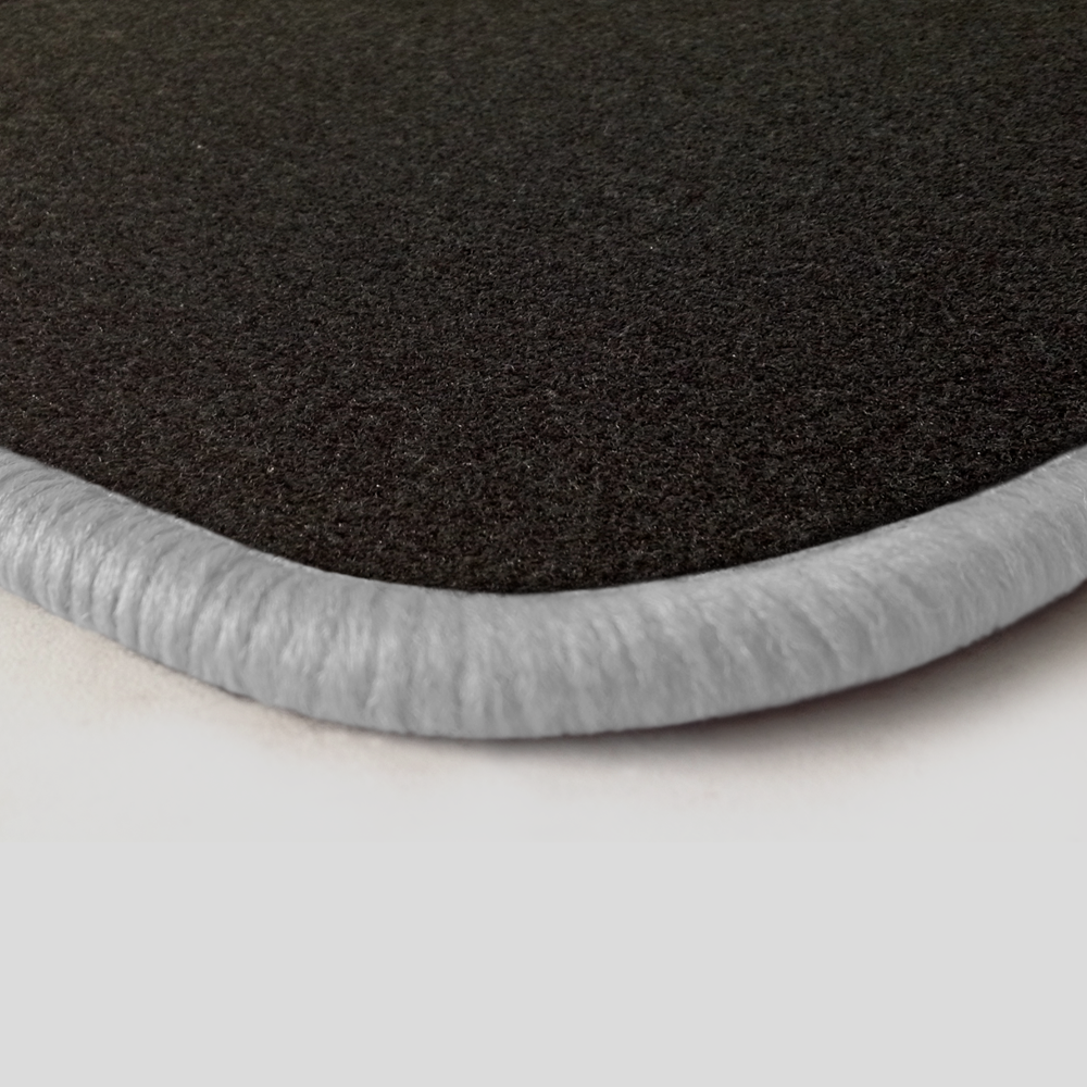 Farbmuster Ecke schwarz Q100-detail 100-weiss Eine Ecke als Beispiel einer Fussmatte Nadelfilz schwarz mit Rand in weiss.