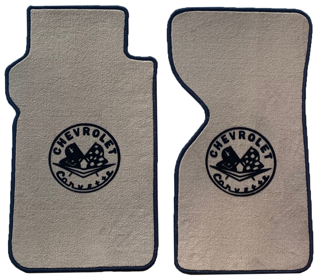 Beige Velours Fußmatten mit Druck Corvette-Logo schwarz für Chevrolet Corvette C3 Automatik 1967-1982 Beige Velours Fußmatten mit Druck Corvette-Logo schwarz für Chevrolet Corvette C3 Automatik 1967-1982
