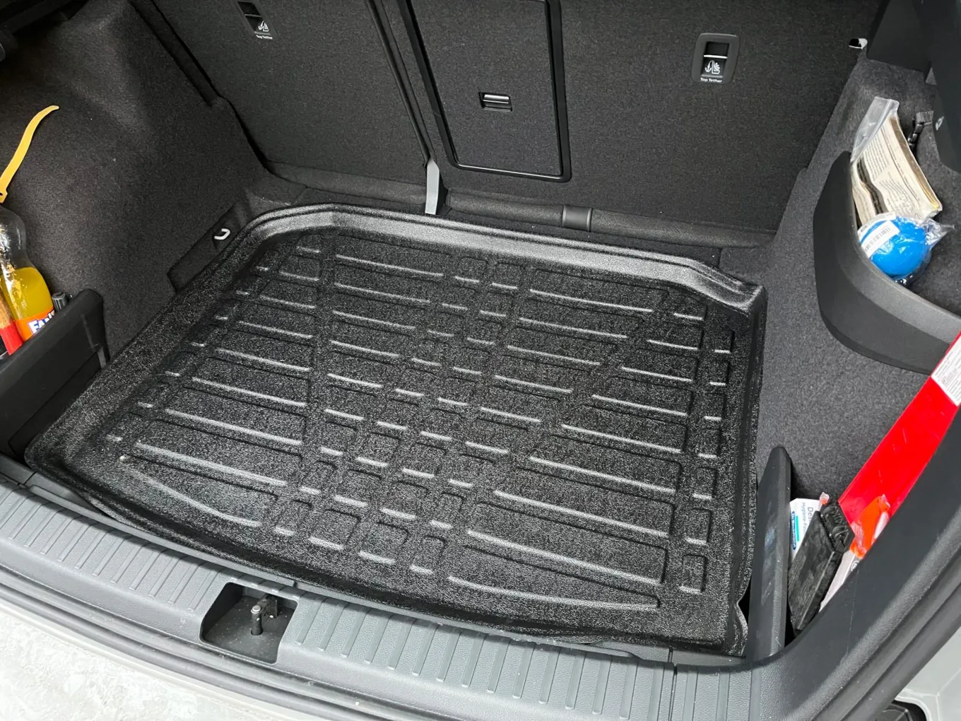 Blick in den Kofferraum eines Skoda Kamiq mit einer eingepassten Kofferraumwanne