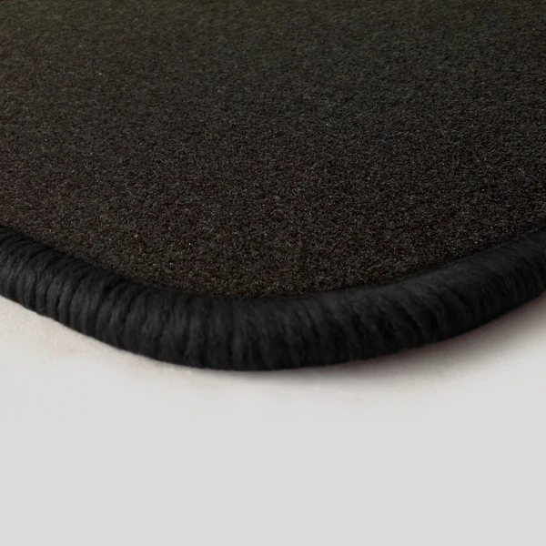 Eine Ecke als Beispiel einer Fussmatte Nadelfilz schwarz mit Rand in schwarz.
