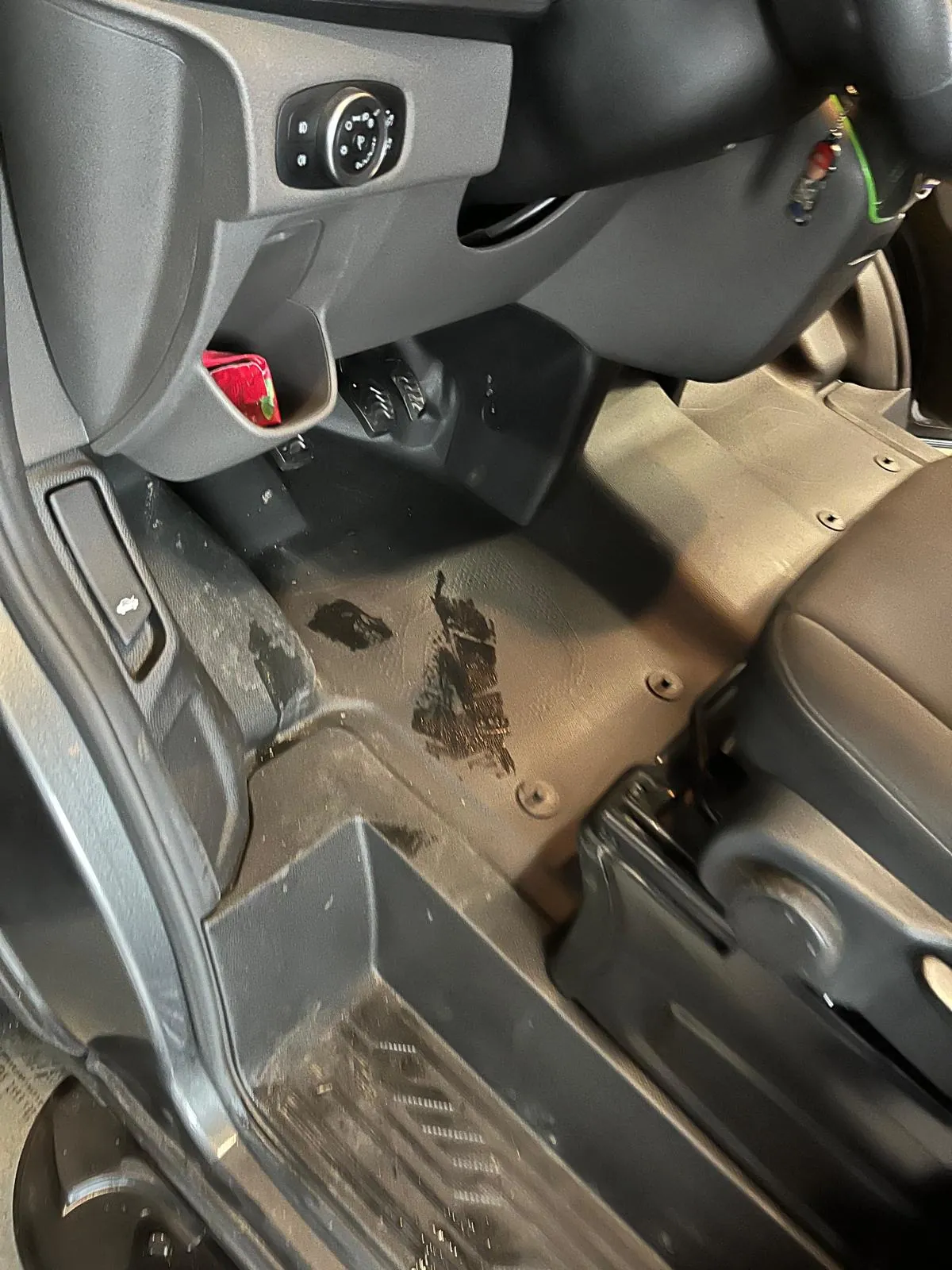 Blick in den Fußraum eines Ford Camper ohne Fußbodenmatten