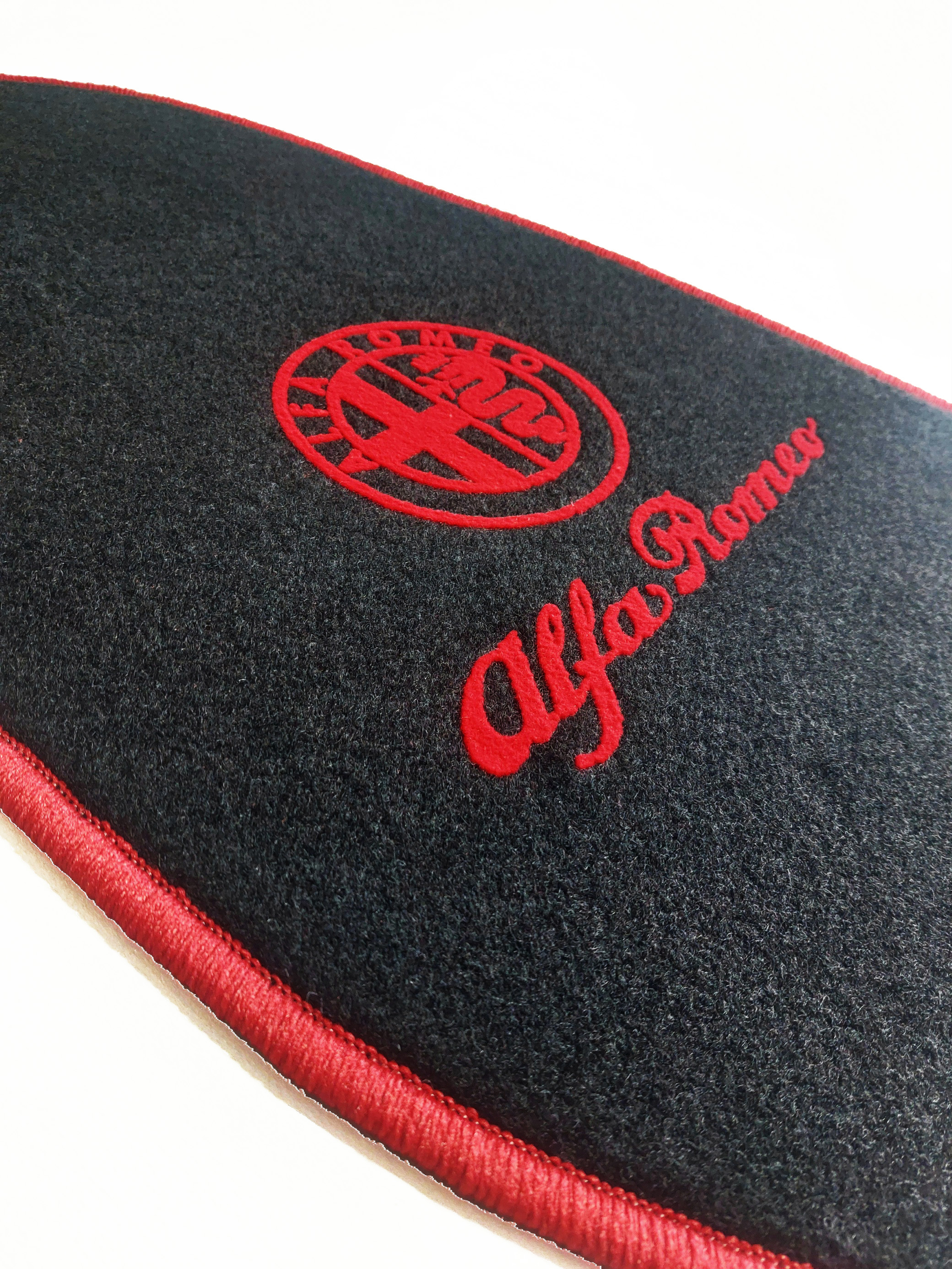 seitl Alfa Logo rot Eine seitliche Aufnahme einer Alfa Matte mit rotem Logo.
