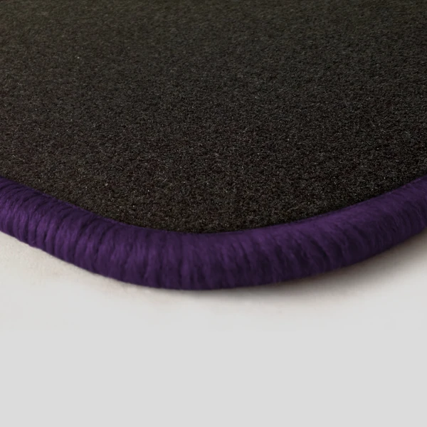 Eine Ecke als Beispiel einer Fussmatte Nadelfilz schwarz mit Rand in violett.
