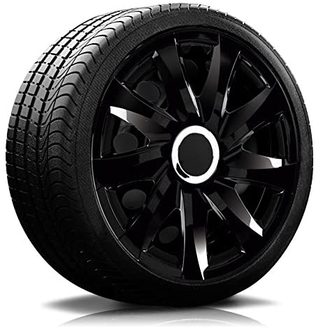 Reifen Radkappe RKK01-schwarz auf Reifen Ein Reifen mit Felge, auf der eine Radkappe des Modells RKK01 schwarz ist.