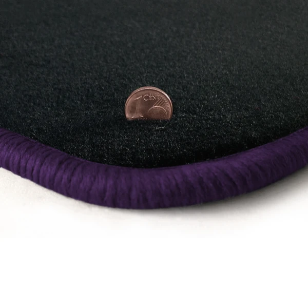 Eine Ecke als Beispiel einer Fussmatte Velours anthrazit mit Rand in violett.