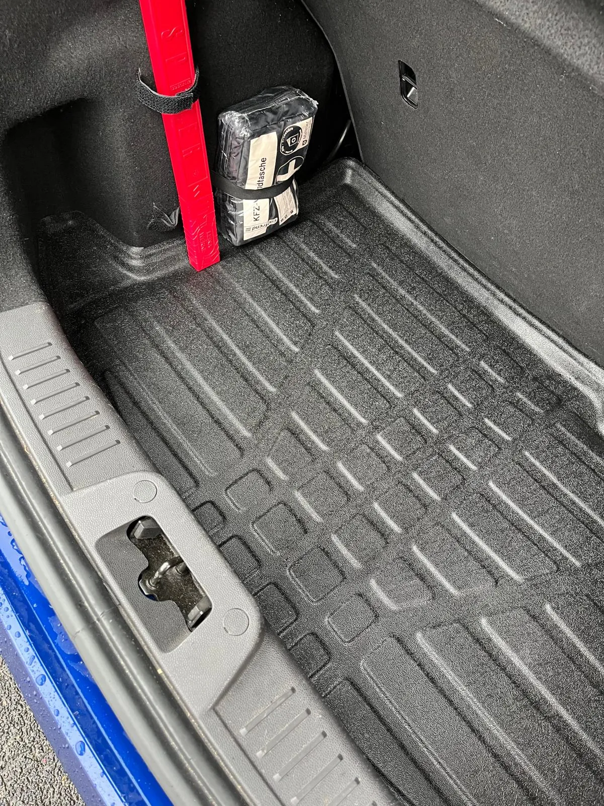 Blick in den Kofferraum eines Ford Fiesta JA8 mit einer perfekt eingepassten Kofferraumwanne