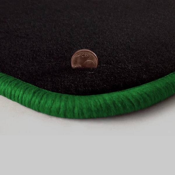 Eine Ecke als Beispiel einer Fussmatte Velours schwarz mit Rand in gruen.