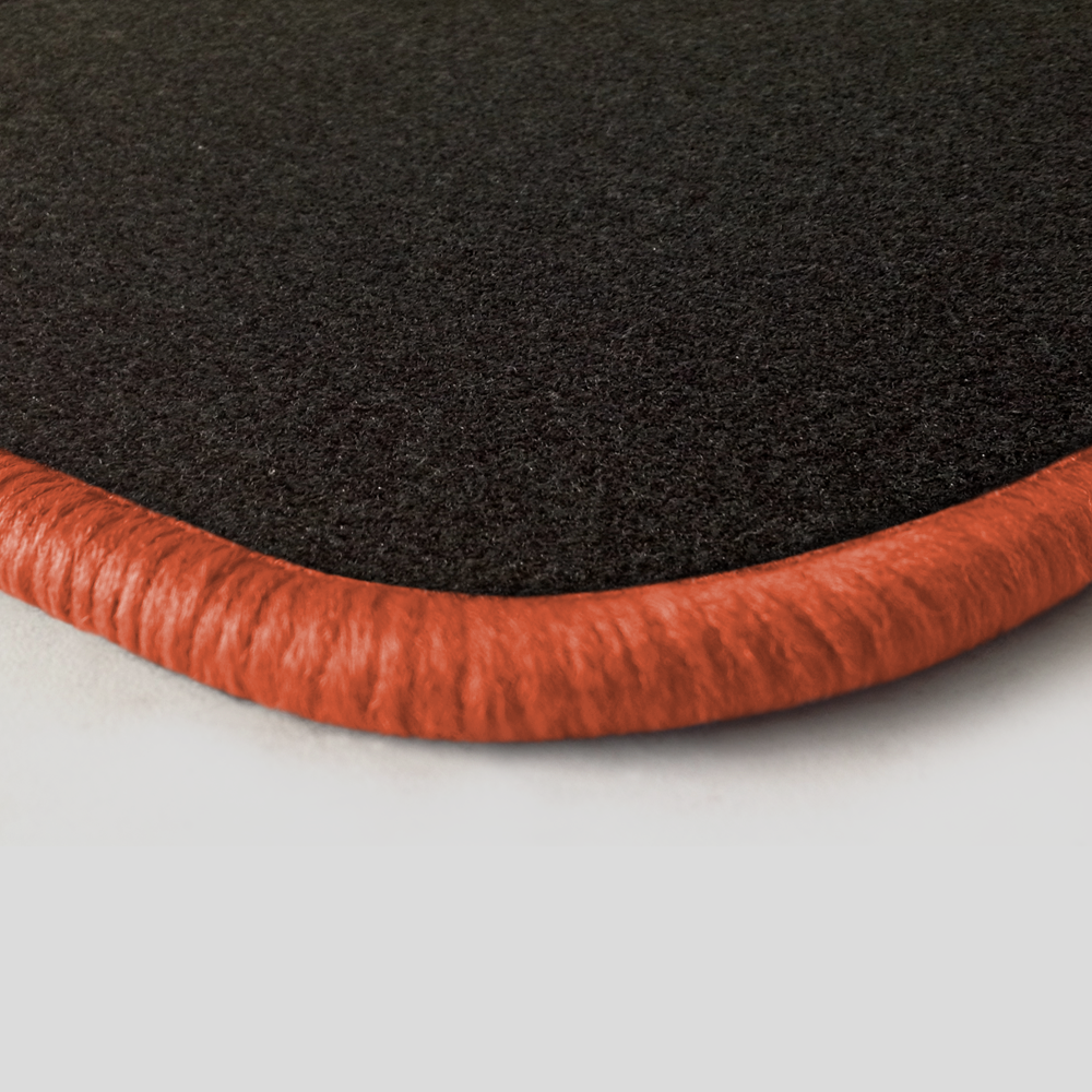 Eine Ecke als Beispiel einer Fussmatte Nadelfilz schwarz mit Rand in lachs.