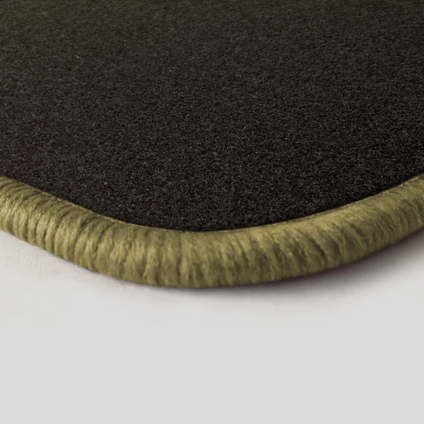 Eine Ecke als Beispiel einer Fussmatte Nadelfilz schwarz mit Rand in beige.