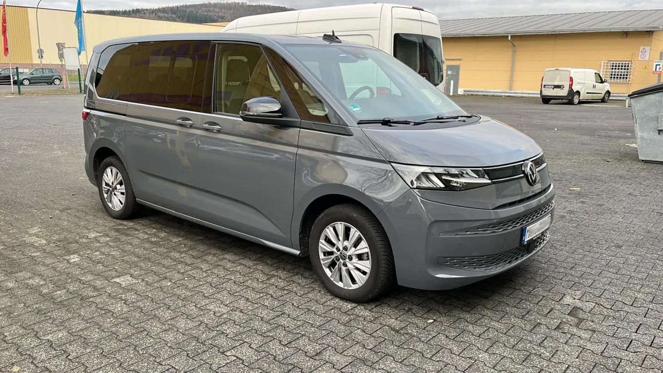 Seitenansicht eines VW T7 New Multivan 5