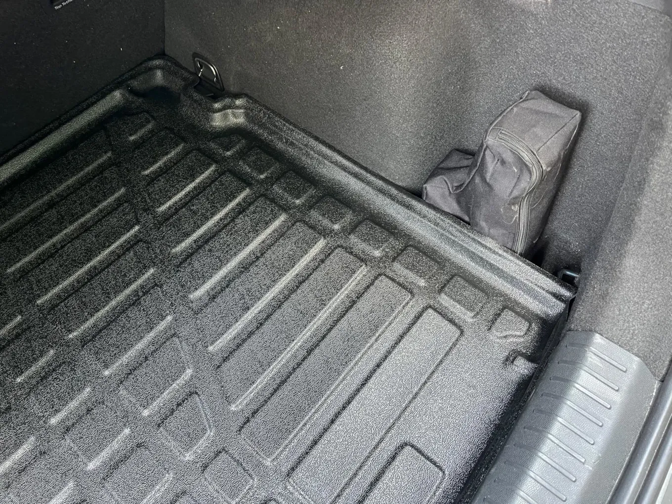 Blick in den Kofferaum eines Cupra Formentor, geschützt durch eine schwarze Kunststoffkofferraumwanne