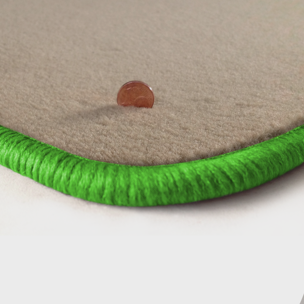 Eine Ecke als Beispiel einer Fussmatte Velours beige mit Rand in kawagruen.