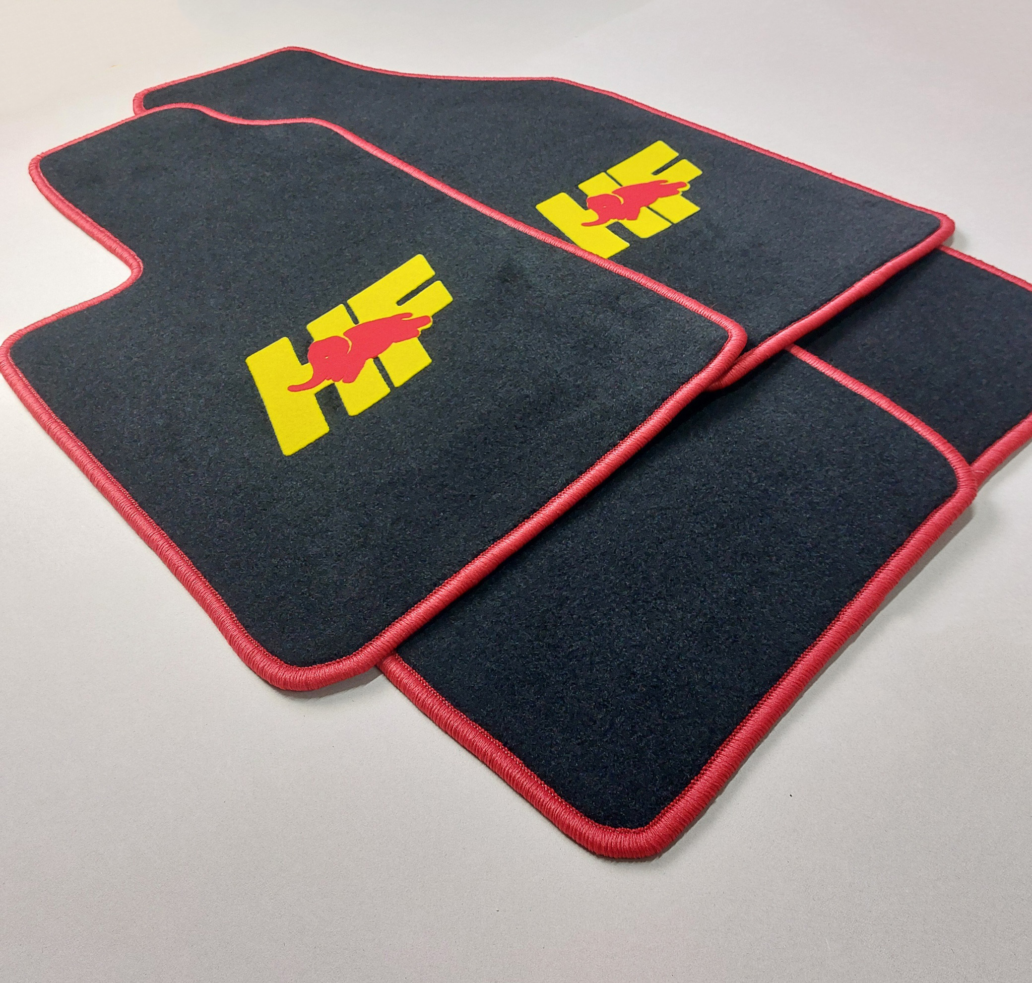 Velours Fußmatten mit HF Logo für Lancia Delta 1 (ohne KAT) 1979-1994
