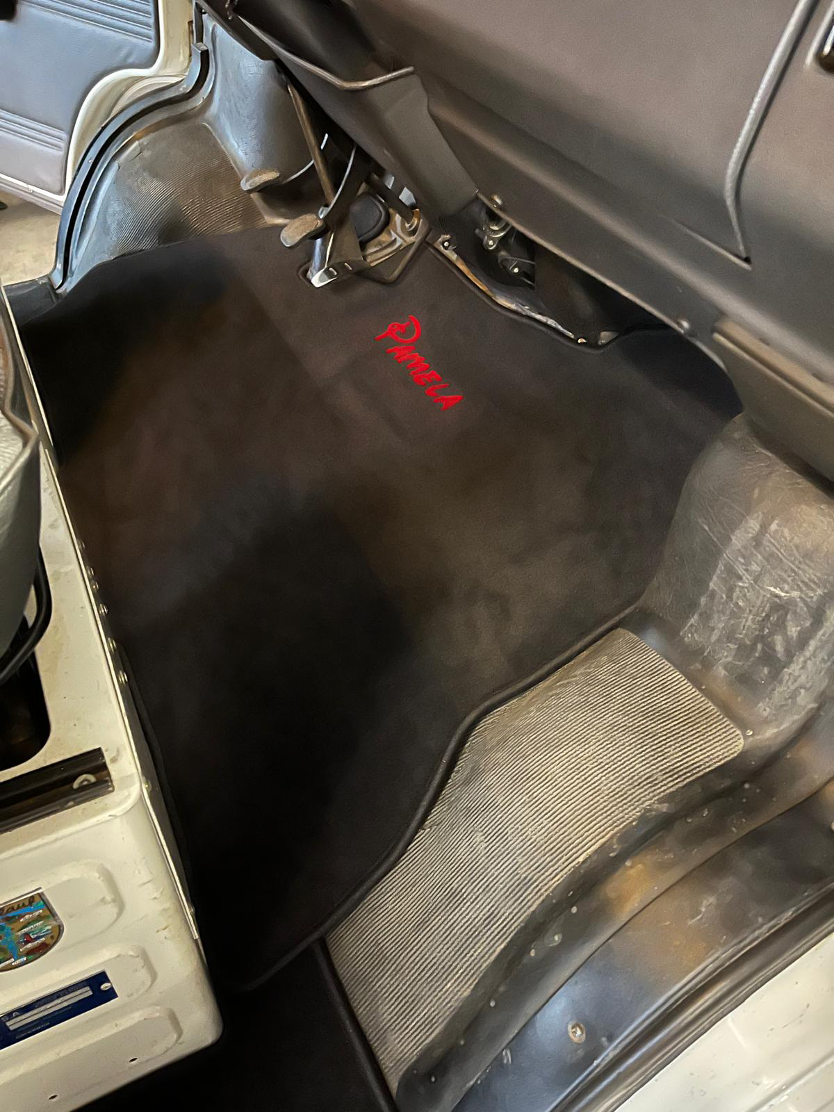 Blick beim Einsteigen auf der Beifahrerseite auf den neuen Teppich im Fußraum der Fahrerkabine