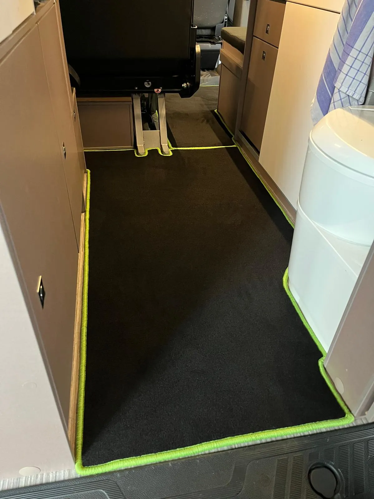 Blick auf die Fußbodenmatten in einem Ford Camper