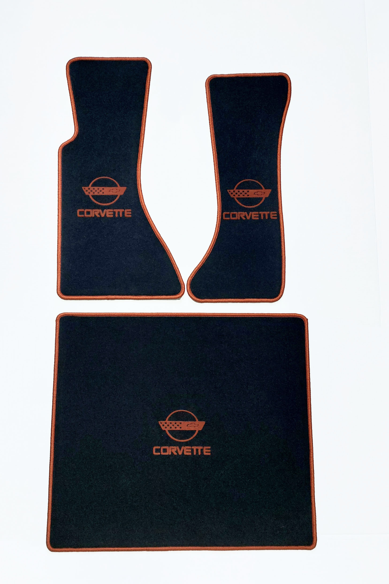 SET Velours Fußmatten + Kofferraummatte mit Druck Corvette-Logo kupfer für Chevrolet Corvette C4 1983-1996 SET Velours Fußmatten + Kofferraummatte mit Druck Corvette-Logo kupfer für Chevrolet Corvette C4 1983-1996